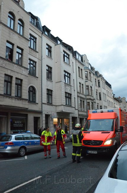 Person aus Fenster gefallen Koeln Muelheim Bergisch Gladbacherstr P26.JPG
